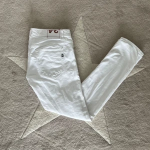 Vita Dondup jeans  - Tja😁 säljer nu ett par snygga vita Dondup jeans! Storlek 34. Skick 9/10✅ hör av dig vid några frågor!😊