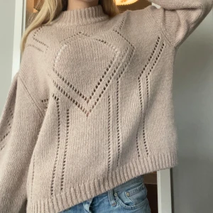 Stickad tröja - Jätte skön skickad tröja perfekt till hösten jätte bra skick!💕