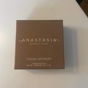 Säljer denna cream bronkerna från Anastasia i färgen Amber. Säljer då den är fel färg💕