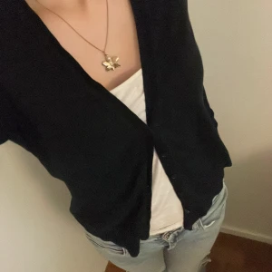 Kofta - Den är i bra skick förutom att knappen längst ner på koftan är lite av.