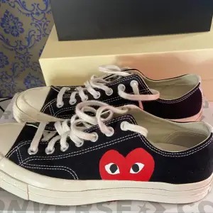 Säljer cdg converse i storlek 43 Hör av er vid frågor