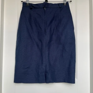 Blå mini kjol - Saknar en knapp