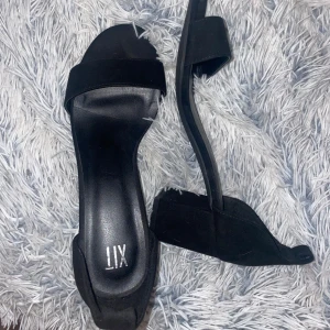 Klackar - Svarta klackskor, endast använda en gång. Saknar däremot band som ska träs igenom (syns på tredje bilden).