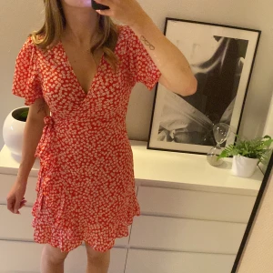 Klänning  - En somring klänning ifrån shein, använd ett fåtal gånger, sälker pga den inte kommer till användning 