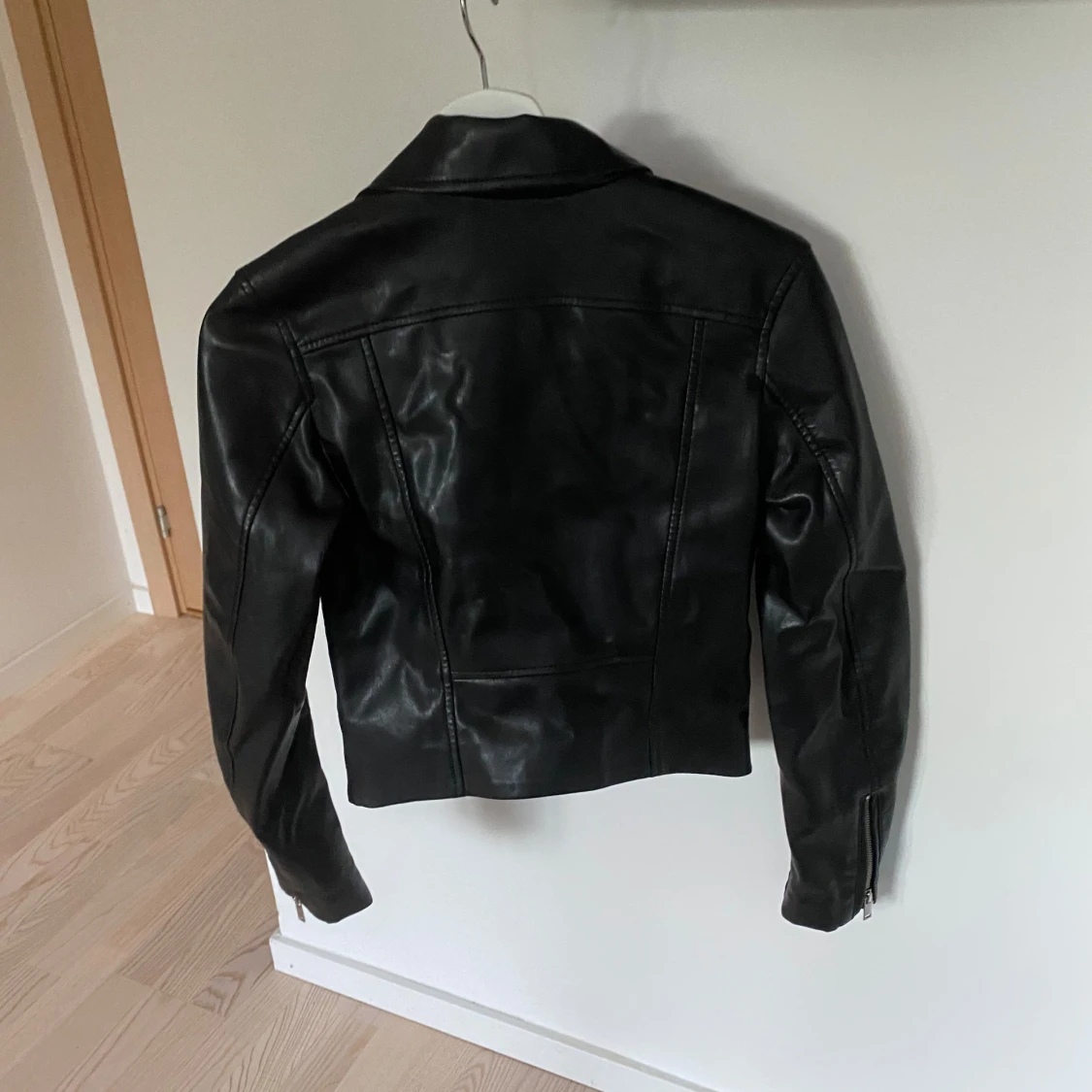 Svart skinnjacka från H&M - 91