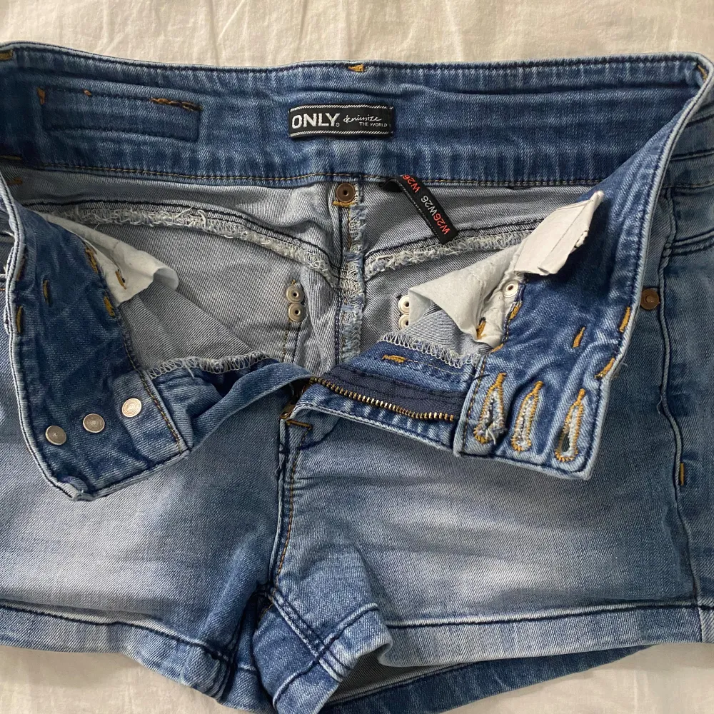 Säljer nu mina jeans short från only då de blivit för små för mig. Shortsen är i storlek W26 och är i bra skick, använda ett antal gånger! Skriv gärna privat till mig vid frågor då de inte går och köpa vid köp nu knappen.. Shorts.