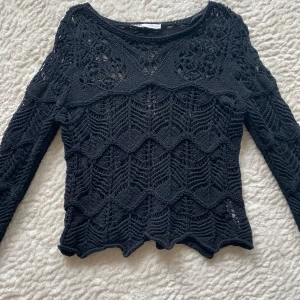 Virkad topp zara - Säljer denna superfina virkade toppen från zara då den inte kommer till användning, använd ca 5 gånger så inprincip ny, inga defekter. Storlek m men skulle säga att den mer är åt S.💞💗