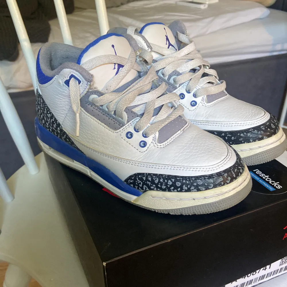 Tvär snygga Jordan 3s i färgen racer blue, finns täcken på användning men annars fortfarande väldigt fina (låda ingår)❔❕. Skor.