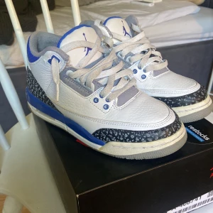 Jordan 3 racer blue - Tvär snygga Jordan 3s i färgen racer blue, finns täcken på användning men annars fortfarande väldigt fina (låda ingår)❔❕