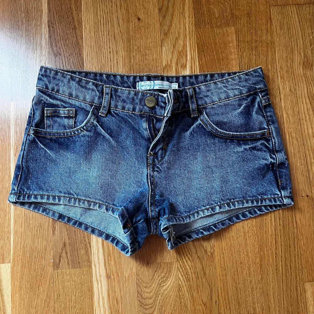 Säljer dessa jättefina shorts i storleken 32 från Bershka då dem är lite för små för mig❤️. Shorts.