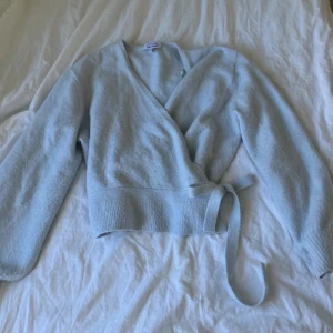Other Stories knyt tröja - En jätte fin ljusblå kofta/tröja som man knyter i midjan från & other stories. Jag säljer tröjan eftersom jag har en likadan i mörkblå redan. Nypris är runt 500kr. Tröjan är i nyskick därav säljer jag den för 350