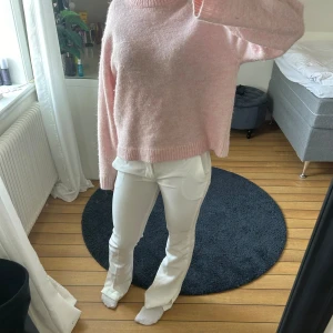 Vita kostymbyxor  - Vita fina kostymbyxor från BikBok i storlek 34. Modellen på byxorna är Pw Vera. Säljer då de aldrig kommit till användning och lappen är fortfarande kvar. De är i nytt skick och som sagt aldrig använda.