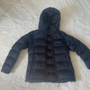 Säljer en jättesnygg peak performance jacka i svart🩷 - Jättefin,bra passform,bra skick,sparsamt andvänd,inga håll eller nått,varm och skön,Peak performance,size xs👌🏻säljer då den är för liten, priset kan diskuteras👍🏻lämna gärna omdöme om köpt😊perfekt till hösten/vintern⭐️både till skolan och till fjällen!🩷