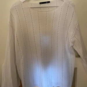 Vit stickad tröja me mönster  - Jättefin stickad tröja från lager 157 , använd 1 gång 