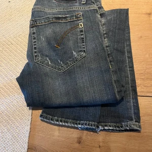 Dondup jeans - Tjena säljer dessa dondup jeans i storlek 32 nypris är ca 3200 kr säljer dessa för 649 skick 7/10