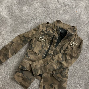 Militär jeansjacka  - Älskar denna men den är tyvärr för liten:(🫶🏼
