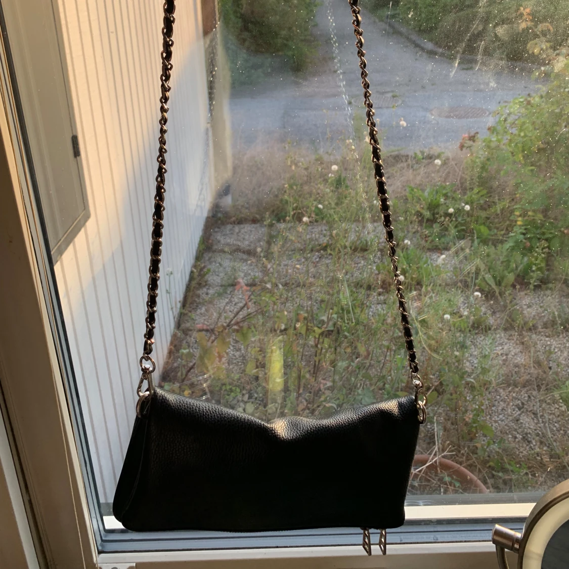 Svart axelväska med kedja - 90