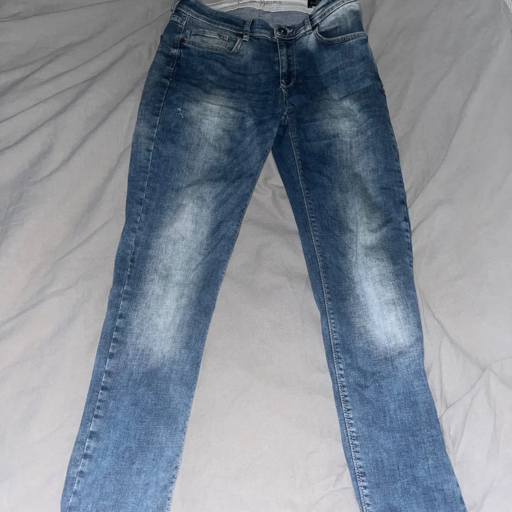 Ett par jeans som legat och tagit plats i garderoben, sällan använda och i bra skick. inga skador på byxorna eller så. . Jeans & Byxor.