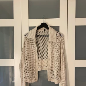 Kofta - Snygg beige kofta!   Trådskada på ena ärmen, se bild 4, går nog att laga men säljer billigt pga den.  Passar bra med det beiga linnet på bild 2 som jag också säljer! 