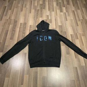Dsquared2 hoodie - Säljer denna dsquared2 hoodien i storlek S, men passar även för dig som brukar ha M. Tröjan är i fint skick och har inga skador. Nypriset ligger på 3500kr, priset kan sänkas vid snabb affär!! Tröjan går inte att köpa längre!!