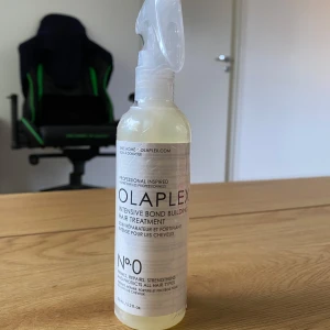 Helt ny, oöppnad Olaplex No.0 intensive bond builder hair treatment  - Oöppnad förpackning. Nypris i Kicks 369kr. Används som en hemmabehandling tillsammans med Olaplex No.3 för att stärka och reparera alla typer av hår och texturer. I en annan annons säljer jag även Olaplex No.3 som även kan användas med Olaplex No.0 