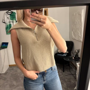 Stickad väst  - Snygg väst med dragkedja i halsen, haft vit blus under. Men också så på bilen,utan. Använd fåtal gånger 🫶🏼