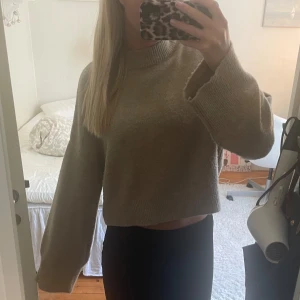 Mysig stickad tröja - Super mysig stickad tröja. Lite nopprig men ändå i bra skick💕💕den är mörkbeige, se på andra bilden