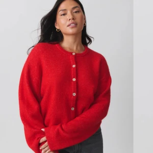 Röd kofta  - Säljer min helt nya röda kofta ifrån Gina tricot med prislapp kvar, helt slutsåld❤️ Nypris 399kr