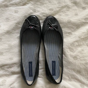 Ballerina skor - Så fina ballerinaskor från Tommy Hilfiger storlek 41💗