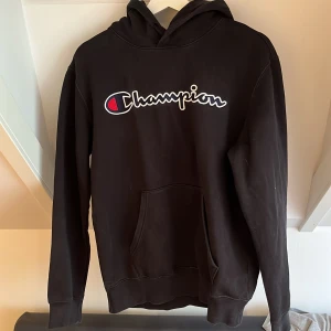 Svart hoodie från Champion - Säljer en svart hoodie från Champion i storlek medium. Kan sänka priset vid snabb affär❣️❣️