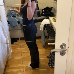 Svarta jeans - Snygga svarta jeans men som tyvärr är för stora för mig och därför säljer jag dem vidare.  De är Bootcut och lågmidjade. Aldrig använda och är i full längd och storlek M. Det är bara att fråga om de uppstår en fråga💞