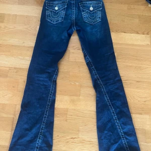 True religion jeans storlek 25 - Hej! Jag säljer mina true religion jeans joey midrise flare, dom är inte mycket använda pågrund av att dom var lite för stora och långa för mig. Dom har varit upplagda (se sista bilden) jag ansvarar inte för postens slarv!