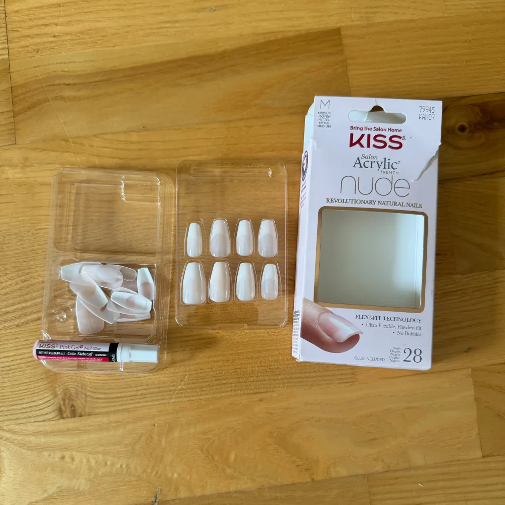 lösnaglar med french tip från kiss. 2 lim medföljer (den man får med i paketet + en extra). 26 st kvar av 28. Använd ”köp nu”. 15/8-2024. Asusteet.