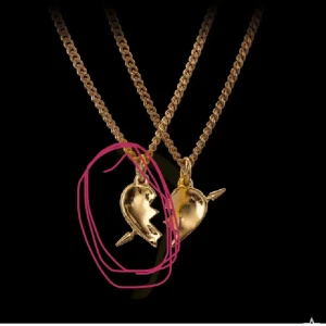 You and me halsband från Maria Nilsdotter  - Säljer detta skit snygga halsband från Maria helt oanvänt.