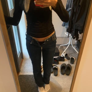Mörkblå low straight jeans - Fint skick! Säljer pga för små för mig W24 L32 är (170 cm) passar parfekt i längd på mig Nypris:700kr Mitt pris:100kr
