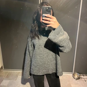 Grå stickad tröja från Gina Tricot - Säljer en supermysig grå stickad tröja från Gina Tricot i storkel S. Knappt använt den och säljer då jag ej får användning för den💕