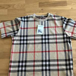 Burberry tshirt är ny, Storlek M A kopi