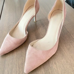 Rosa klackar - Relativt liten klack, 6,5cm så bekväma att gå i! 