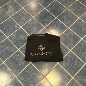 Gant tjock tröja - Skön gant tjocktröja som sitter bra. Tyvärr inte på mig längre. Nu pris 600, säljer för 200.