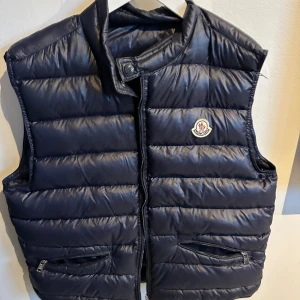 Moncler väst i storlek 2/M - Säljer riktigt schysst Moncler Väst!! Storlek 2/M, använd kanske 5 gånger. 9/10 skick, om du vill ha fler bilder eller har frågor skriv i dm!!
