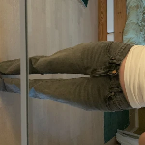 Abrand Jeans - Super snygga Abrand Jeans som är köpta här på Plick. De är Low straight och har storleken 23/ AU 5. Säljer pga de inte används så mycket. Använd gärna köp nu😃