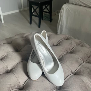 Vita klackar - Jättesnygga vita klackar❤️Har en liten fläck inuti, säljer derför billigare❤️