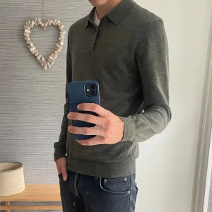 Grön pikétröja från John Henric - Säljer en grön pikétröja från John henric i storlek S. Hör av dig för fler bilder eller annan info om tröjan!