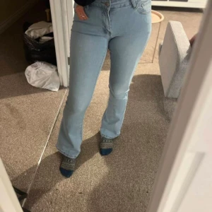 Jeans  - Hej säljer den för att jag inte behöver den längre, den är i bra skick och är ny. 