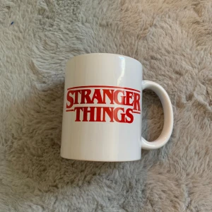 Stranger things kopp - Aldrig använd Orginalpris:150 Diskas innan! Packas jättesäkert!