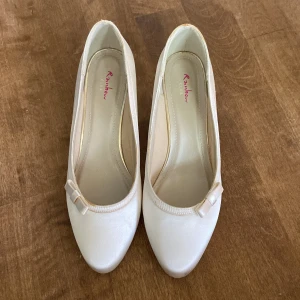 Ballerina klackar - Söta ballerina liknande klackar. Köpta på sellpy men var lite för stora för mig. Storlek 39. Off white färg. Kan mötas i stockholm om önskat.🤍🤍