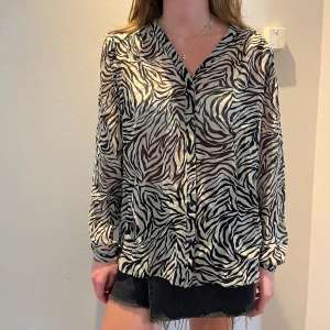 Blus i zebramönster - Blus i zebramönster från indiska, mycket bra skick!!