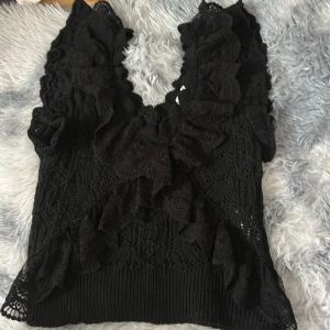 Sommar topp - En super fin svart topp från zara! Säljer då den inte kommer till användning😊 