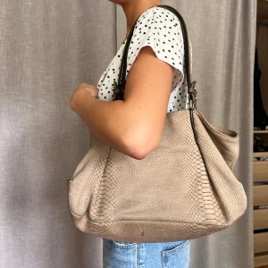 Väska - Superfin väska, perfekt som skolväska nu till hösten, får plats med laptop osv. Köpt secondhand och absolut i använt skick som man ser på bilderna. <3 märket är Coccinelle