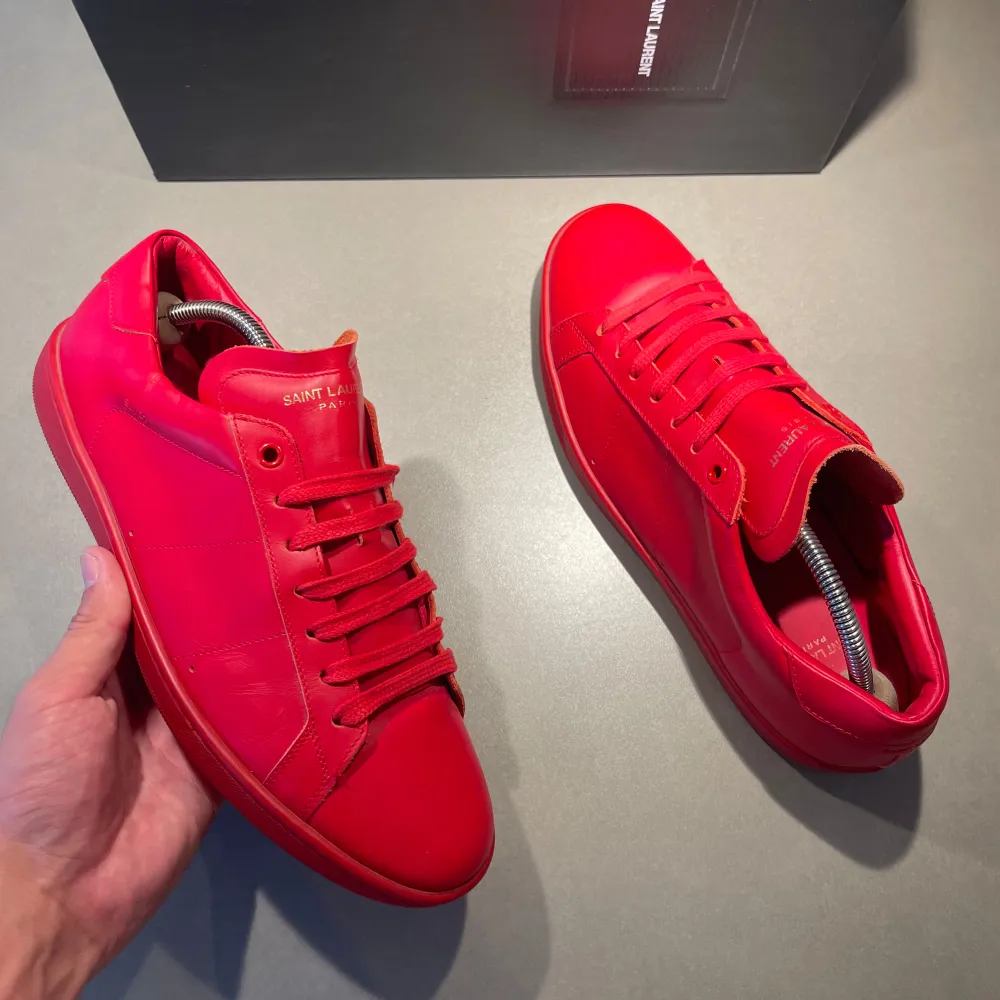 ‼️VI TAR EJ BYTEN‼️ Saint Laurent (SL01) sneakers | Skick: 9/10 | Storlek 42 fits 42,5 - 43 |  Skopåse & kort ingår | Fraktar inom 24H efter köp, på köparens bekostnad 📦 | Hör av dig vid minsta fråga eller fundering 💭. Skor.